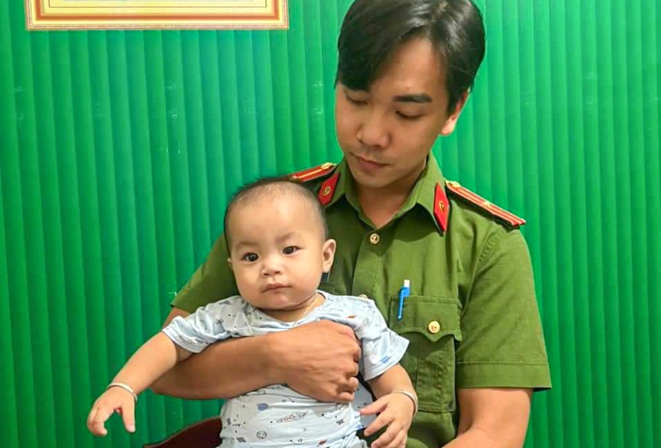 Phat hien be gai 8 thang tuoi trong vuon cao su hinh anh