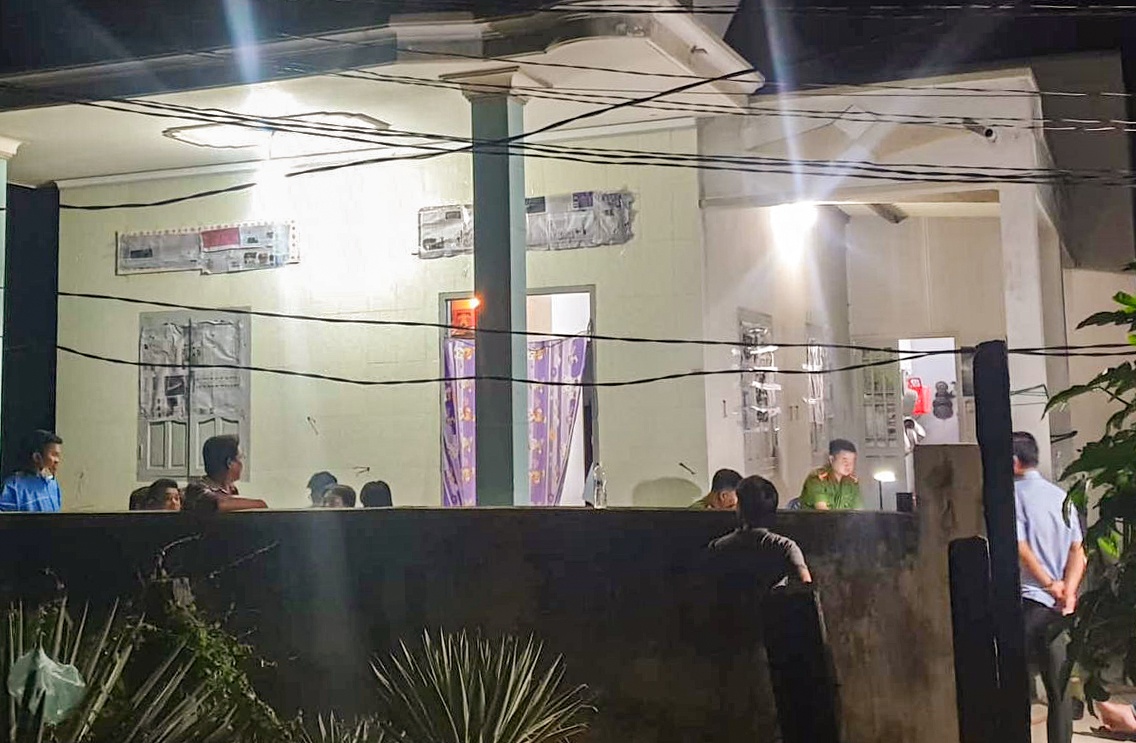 Nguoi dan ong bi con trai sat hai bang keo hinh anh