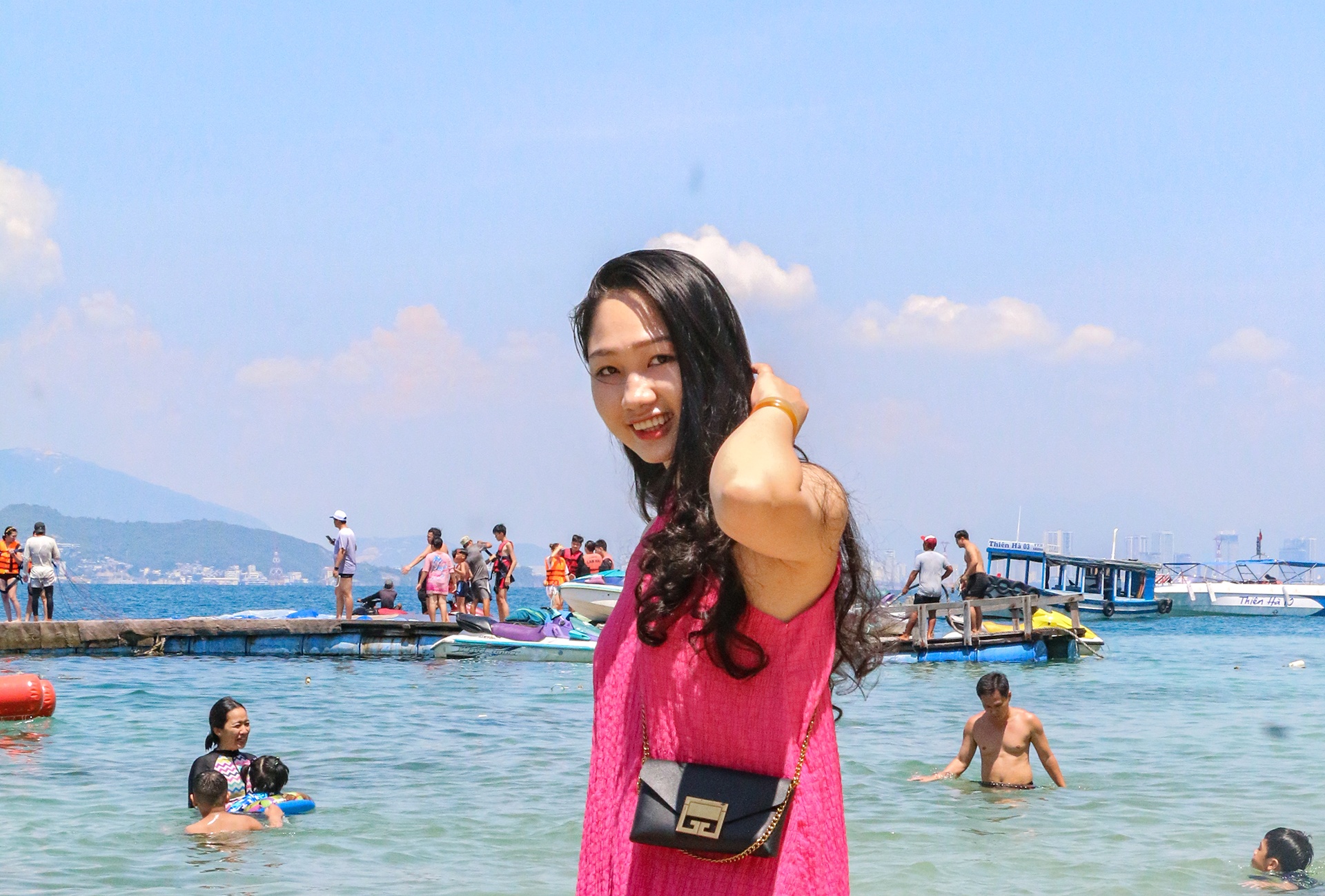 Du khach thoai mai dao pho Nha Trang dip le hinh anh