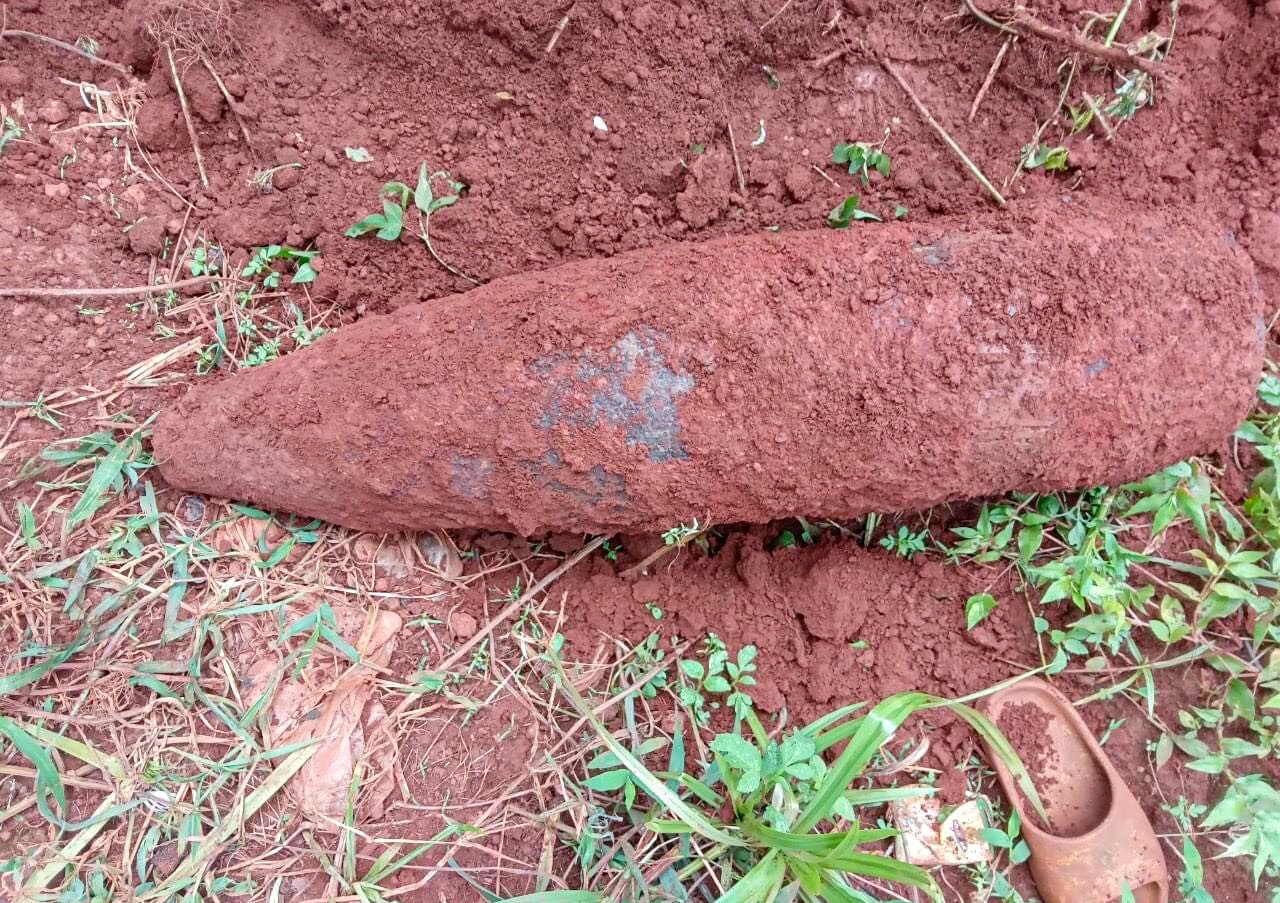 Phat hien dau dan phao 175 mm trong vuon nha dan hinh anh