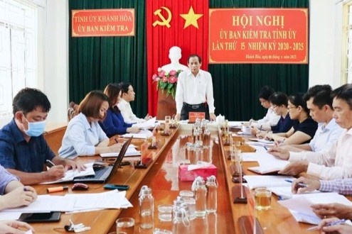 Ky luat Giam doc Trung tam phat trien quy dat Khanh Hoa hinh anh