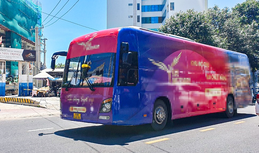 Phat chu xe dan decal kin oto quang cao du an bat dong san hinh anh