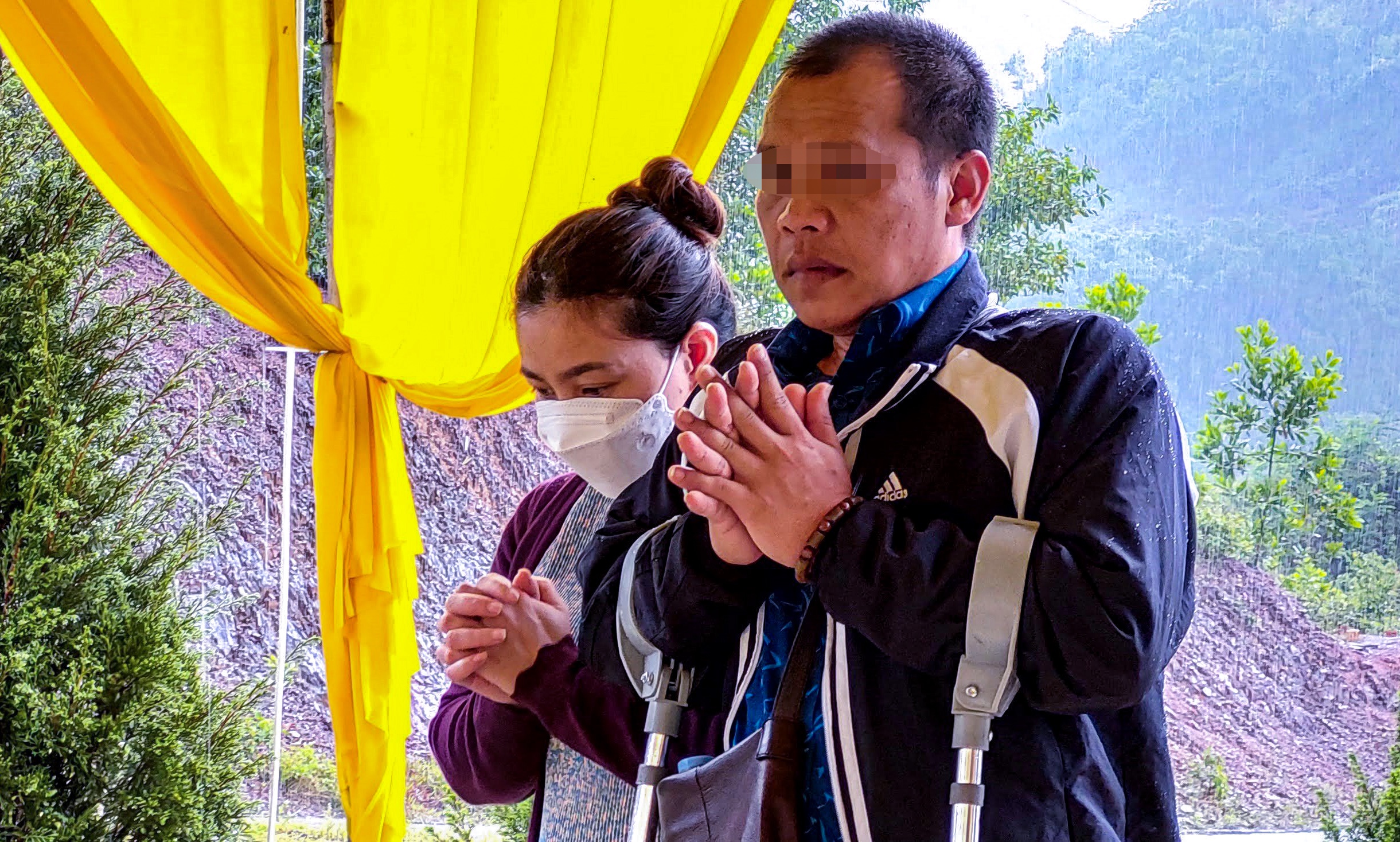 Hang xom noi ve nguoi dan ong lien quan vu be trai bi thieu hinh anh