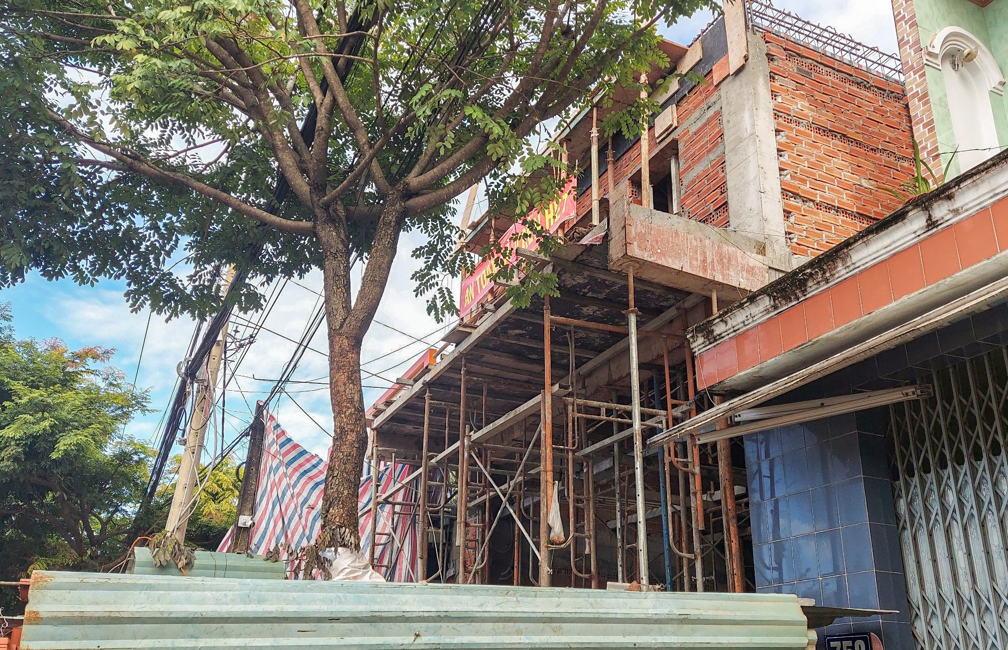 Sau tieng no lon, nu cong nhan bi dien giat chay nua nguoi hinh anh