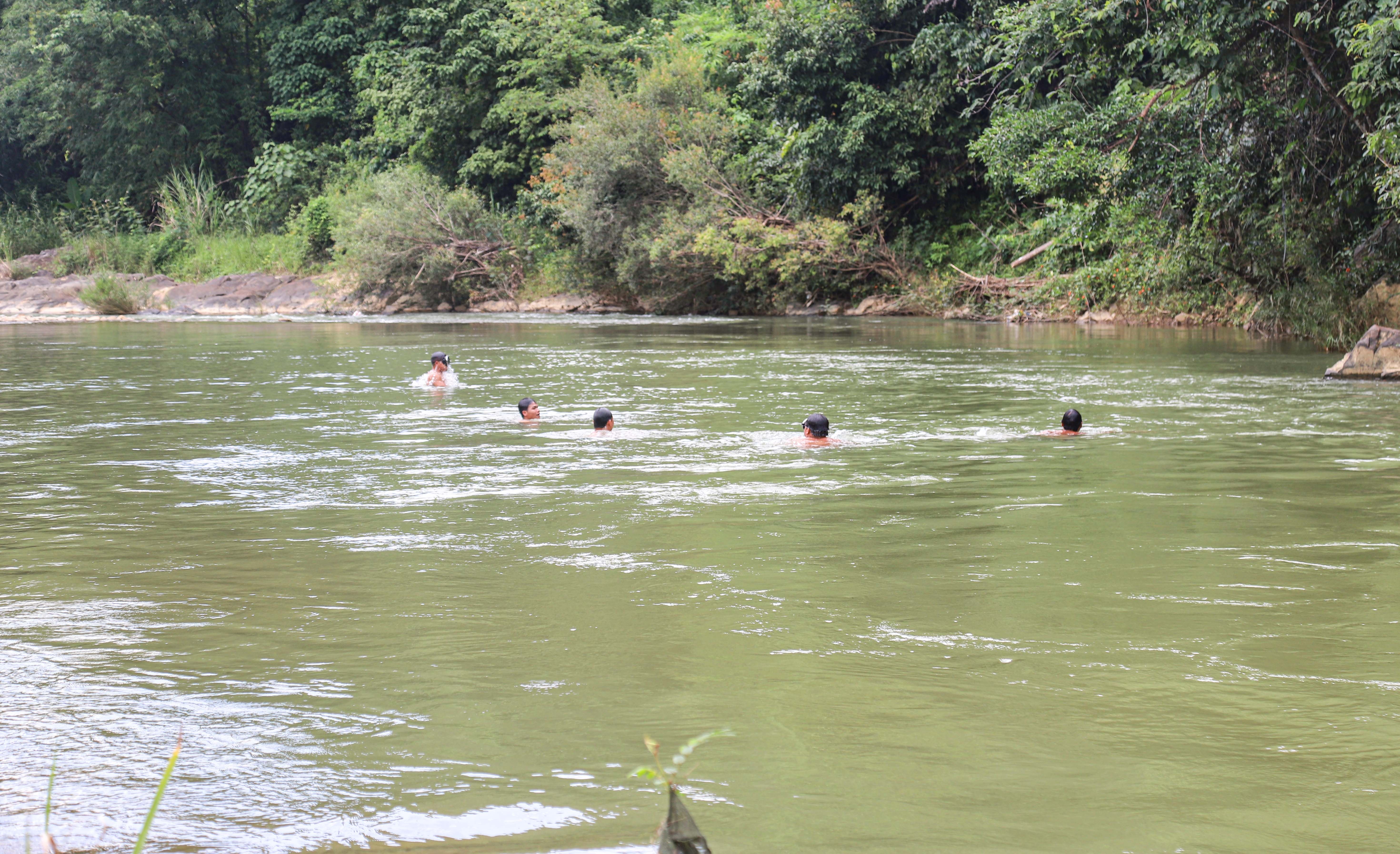 3 tho ho boi qua suoi, mot nguoi bi nuoc cuon tu vong hinh anh