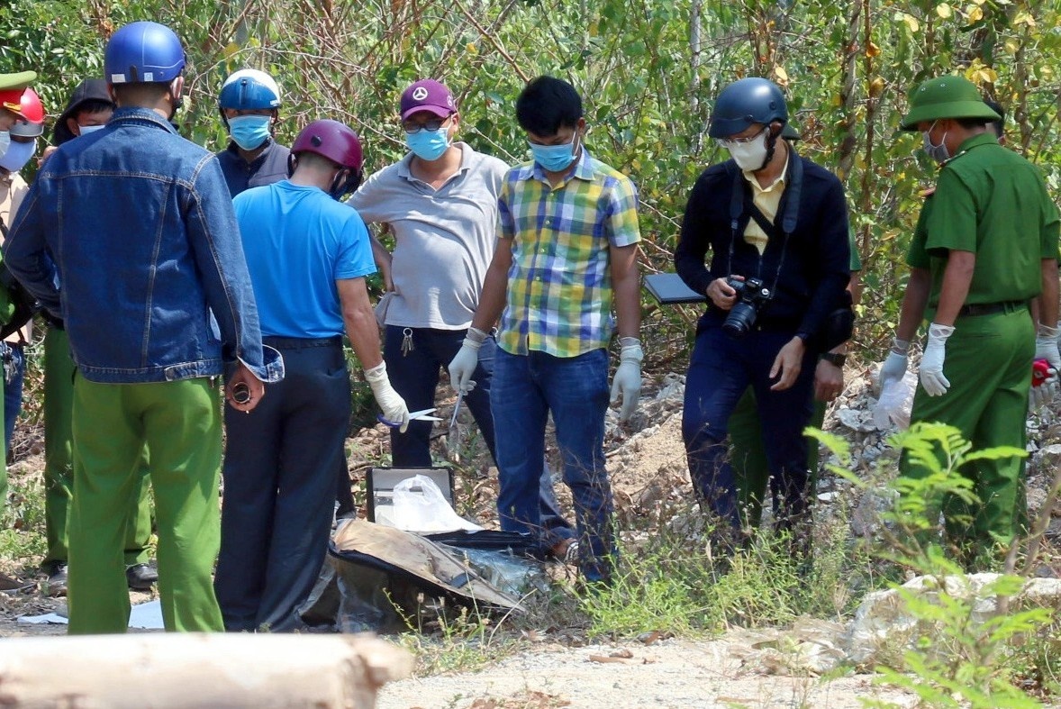 Thi the nam gioi trong bao tai ven duong hinh anh