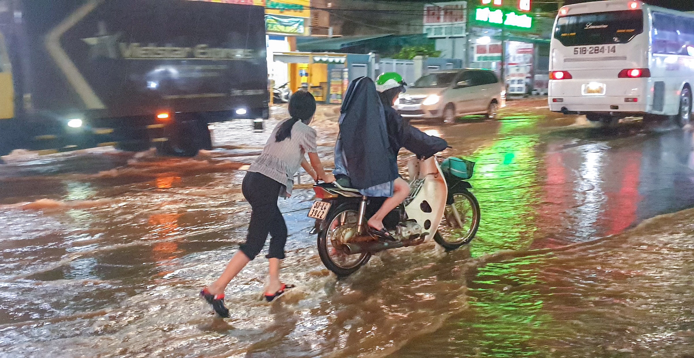 Quoc lo 20 ngap, xe co un tac hon 10 km hinh anh