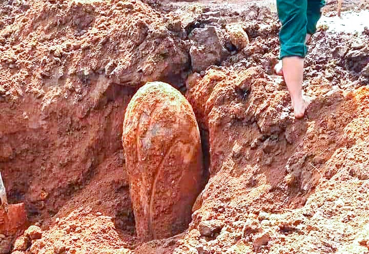 Phat hien qua bom nang 600 kg giua khu dan cu hinh anh
