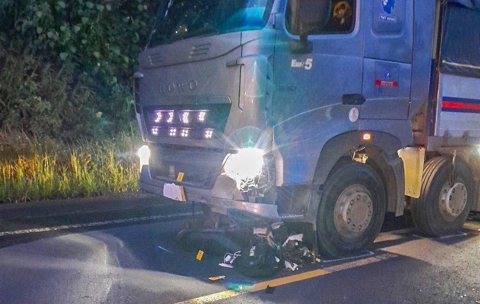 Chay xe may nguoc chieu, 2 thanh nien tu vong hinh anh