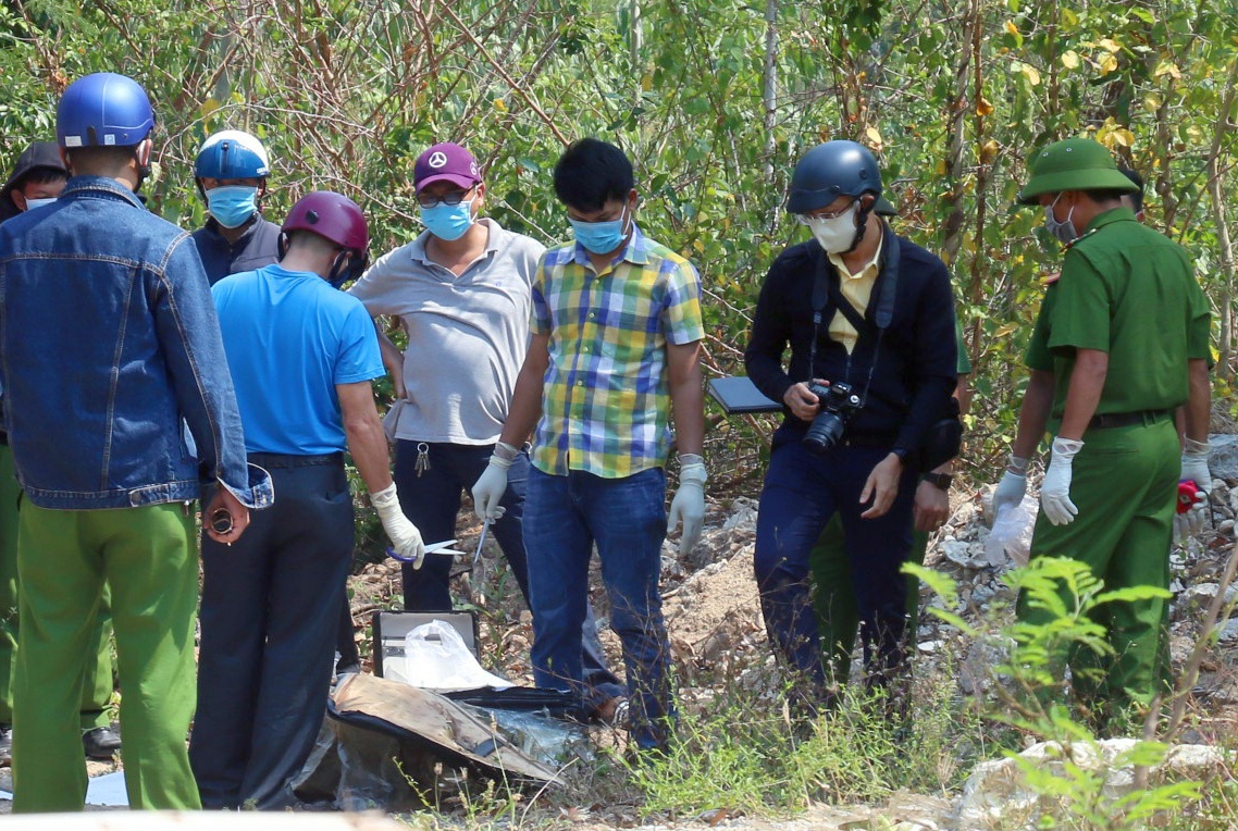 Tim tung tich nguoi dan ong bi cot chat trong bao tai o ven quoc lo hinh anh