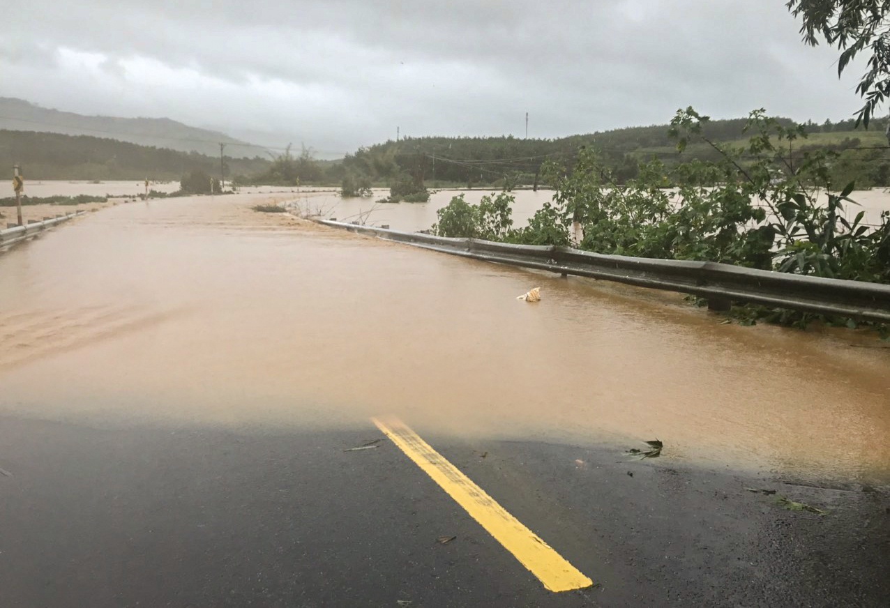 Duong Ho Chi Minh ngap sau, giao thong bi chia cat hoan toan hinh anh