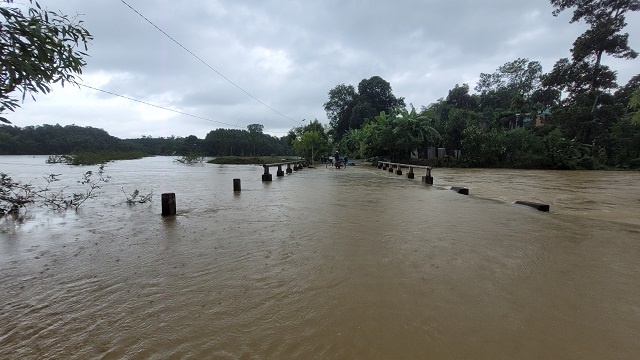 Nhieu noi o Ha Tinh ngap nang, duong len Cau Treo sat lo nghiem trong hinh anh