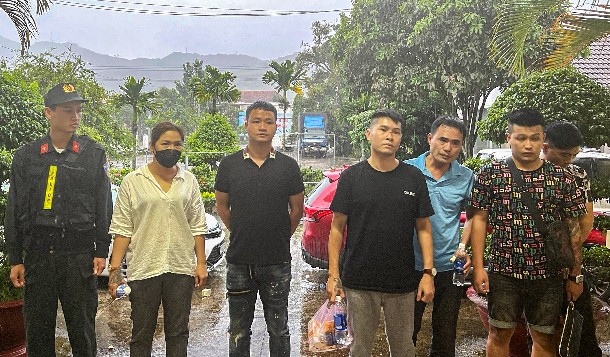 Chan bat 7 nguoi tham gia hon chien tai quan bar o Bao Loc hinh anh