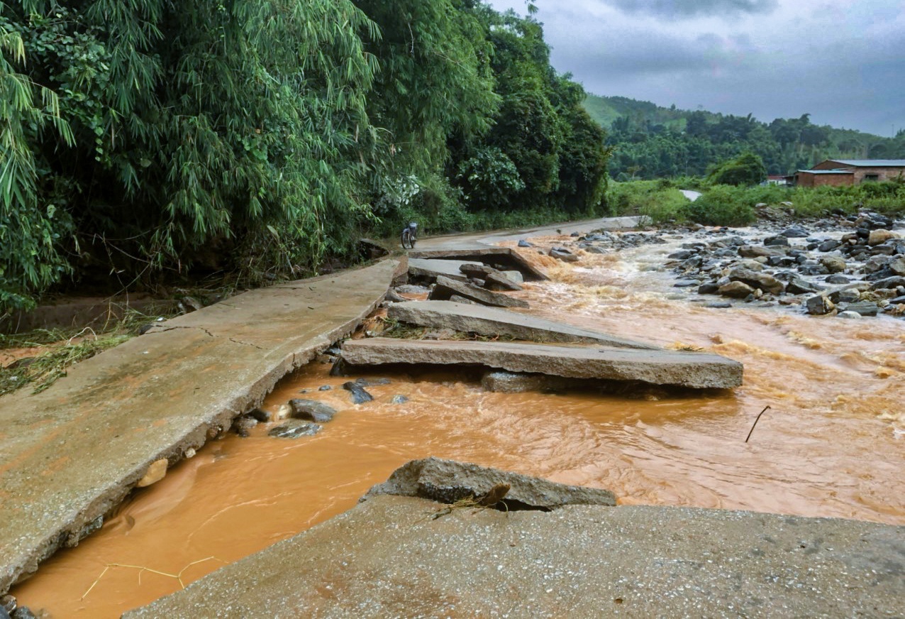 Duong sat lo, cau lun khien hang tram ho dan o Kon Tum bi co lap hinh anh