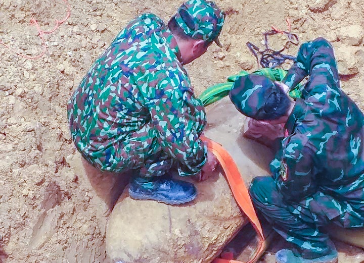 Xu ly qua bom 650 kg trong khu dan cu hinh anh