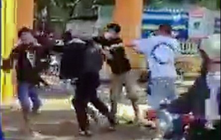 Nam sinh lop 12 bi 4 nguoi lao vao danh o cong truong hinh anh