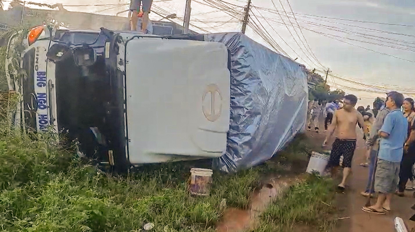 Xe tai lat roi boc chay, 4 nguoi trong gia dinh mac ket hinh anh