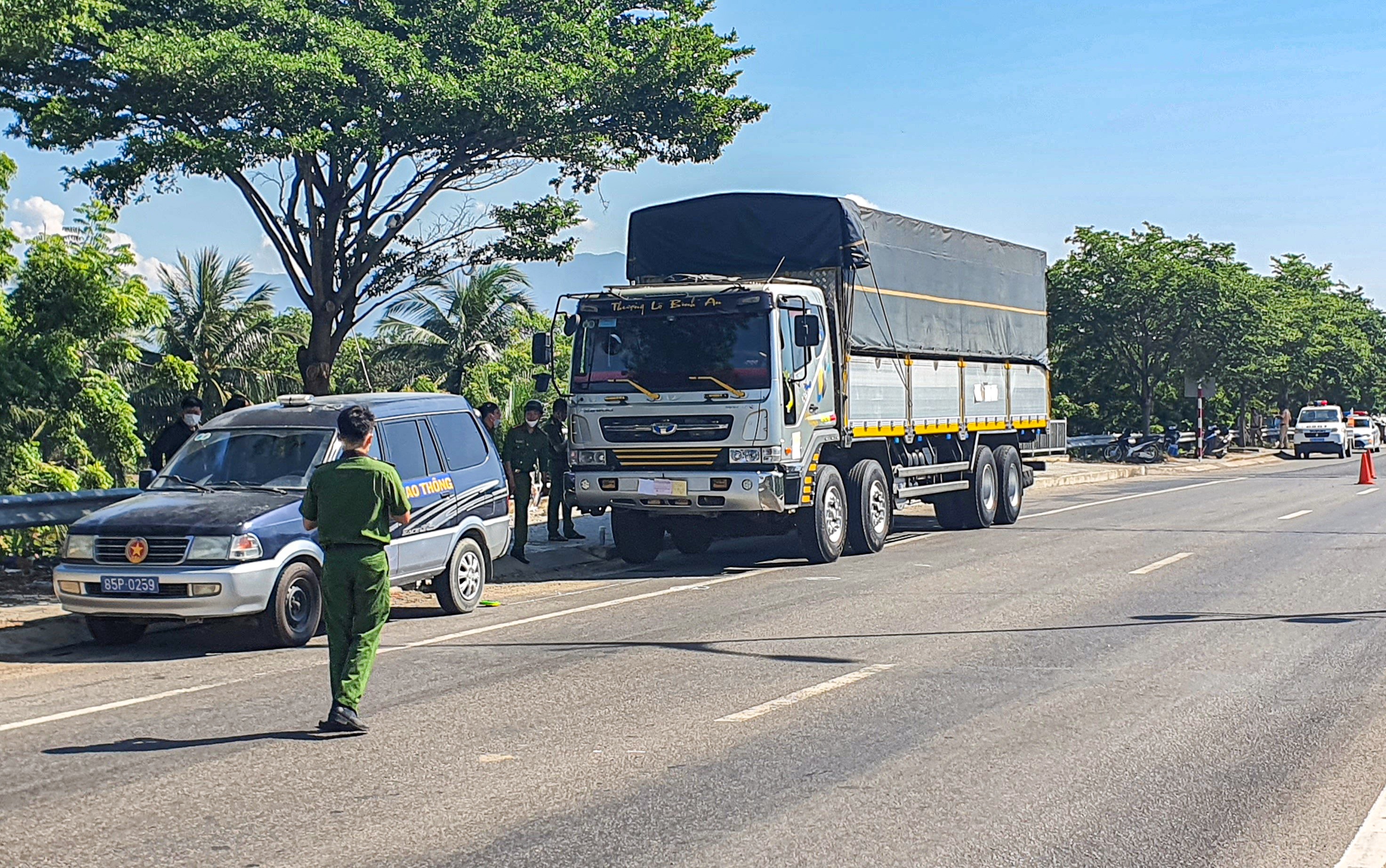 Truy to 3 thanh tra giao thong dung xe tren cau gay chet nguoi hinh anh