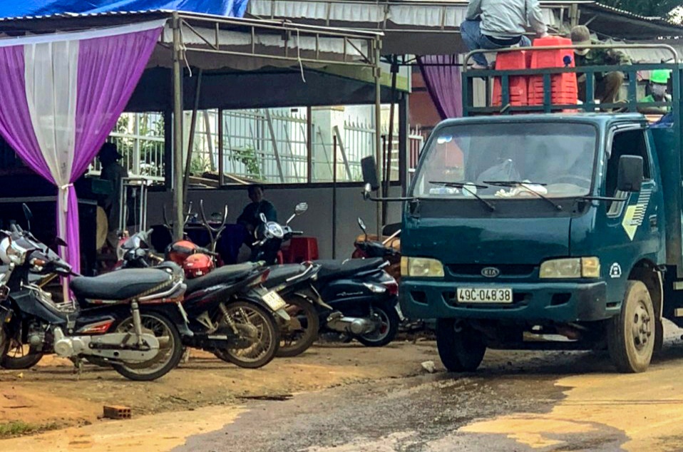 Ban chet con rieng cua vo roi tu tu hinh anh