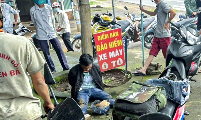 Hai nguoi dan ong tu TP.HCM len Da Lat trom xe may hinh anh