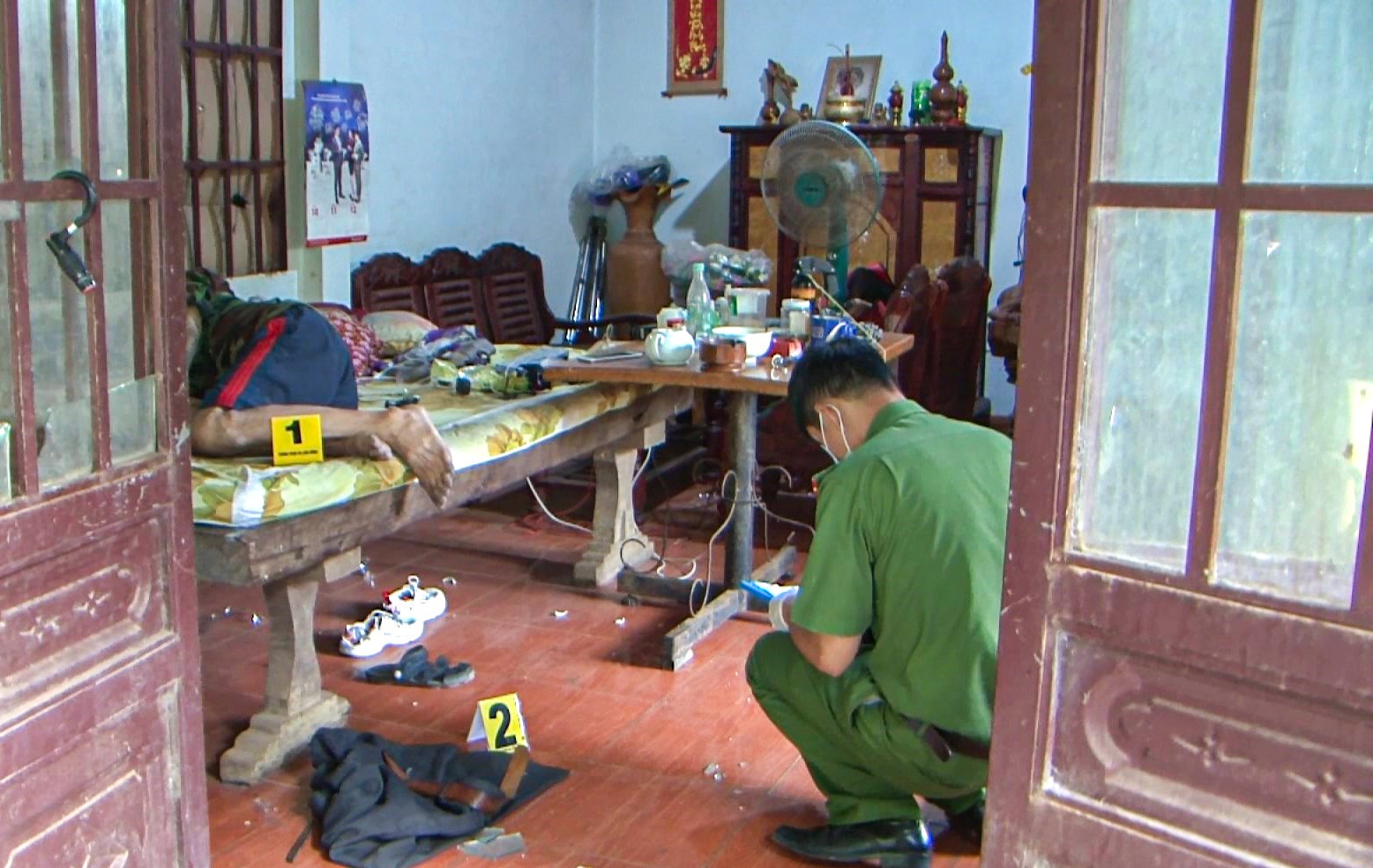 Nguoi dan ong ban chet con rieng cua vo roi tu tu hinh anh