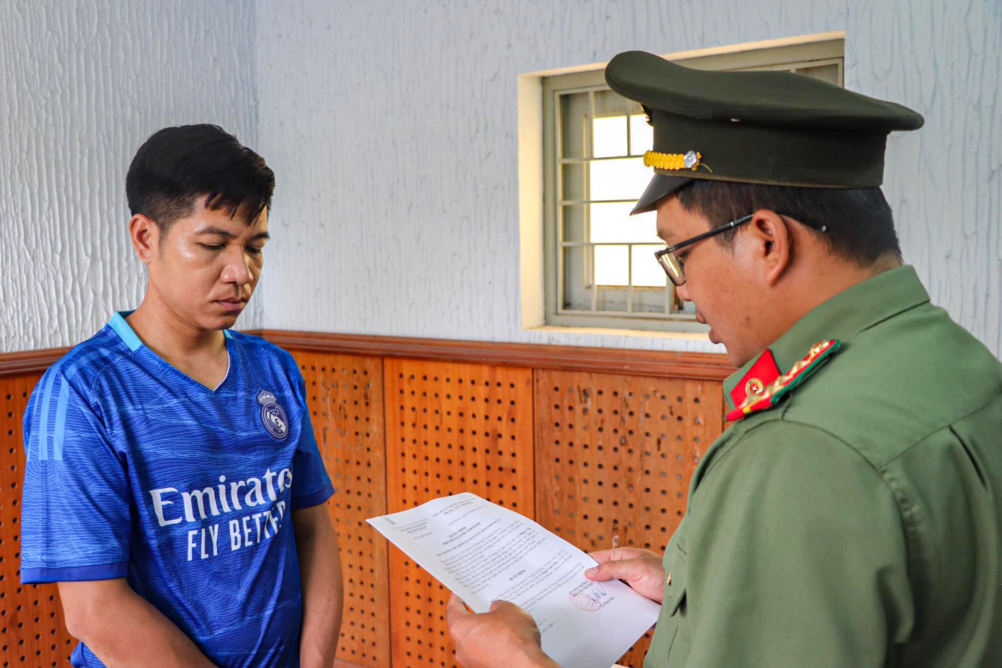 Khoi to 2 nghi can dua nguoi Trung Quoc nhap canh trai phep hinh anh