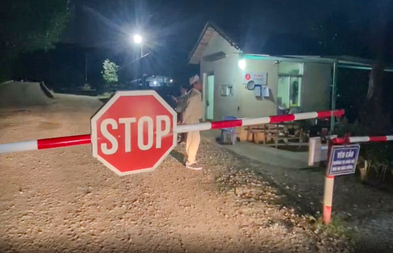 Sap mo titan, 4 cong nhan bi vui lap hinh anh