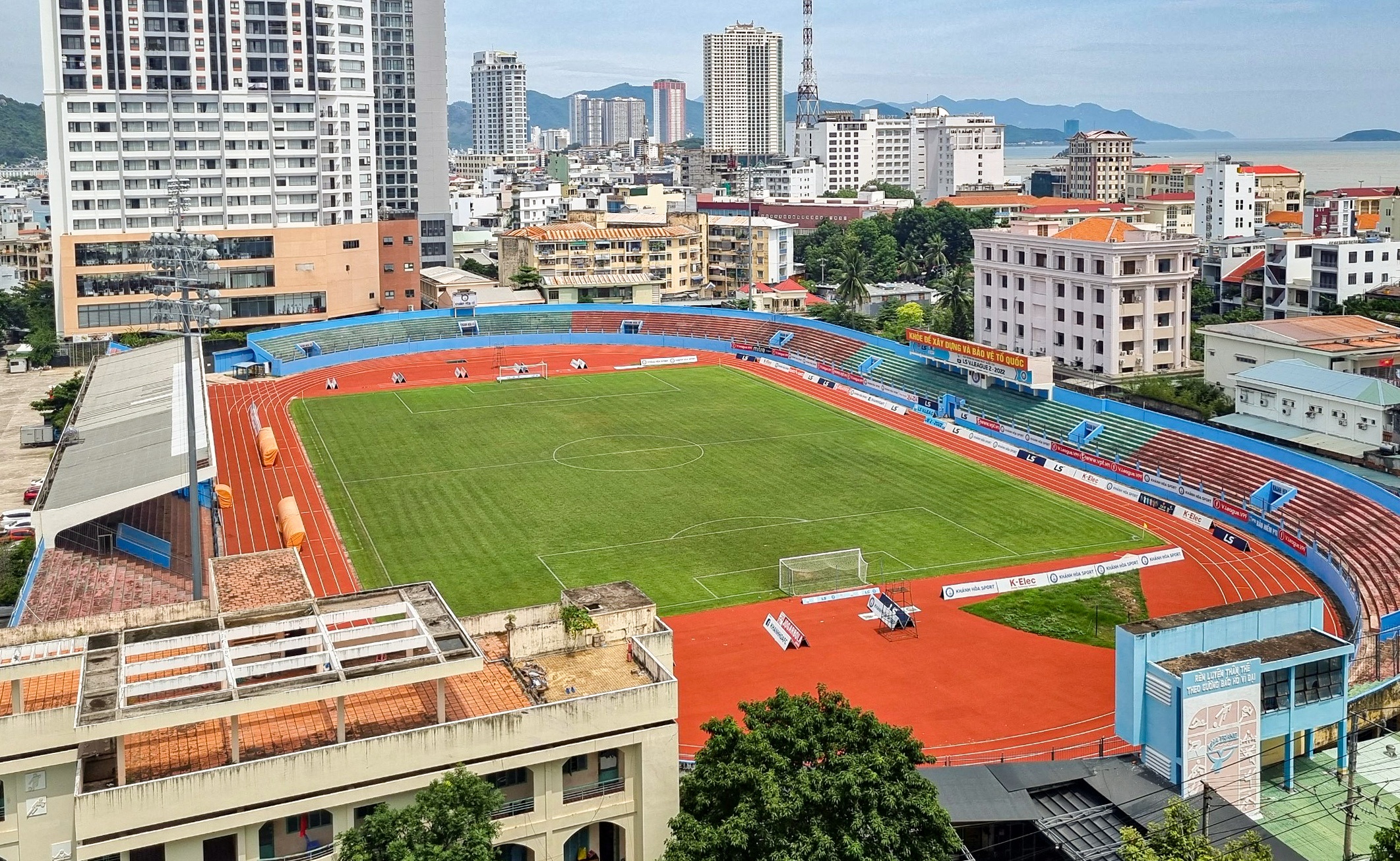 Huy du an lien quan di doi san van dong Nha Trang hinh anh