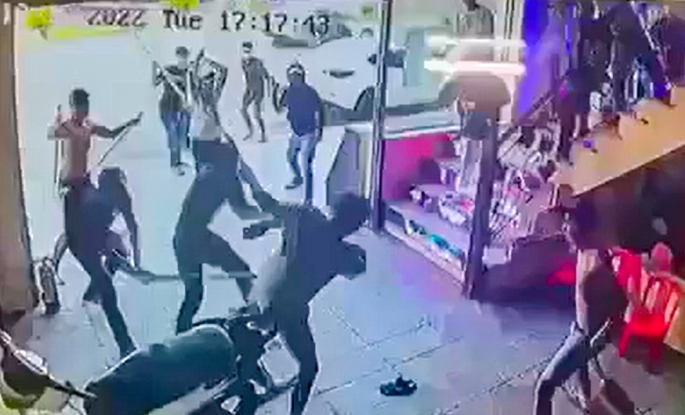 Dieu tra vu hon chien trong quan karaoke o Nha Trang hinh anh