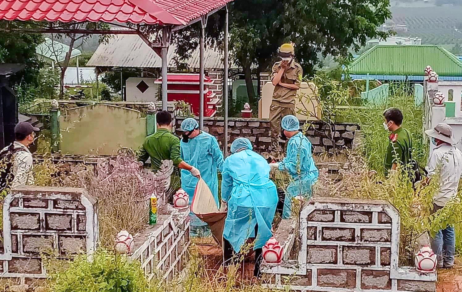 Xac dinh danh tinh thi the chay den trong nghia trang hinh anh