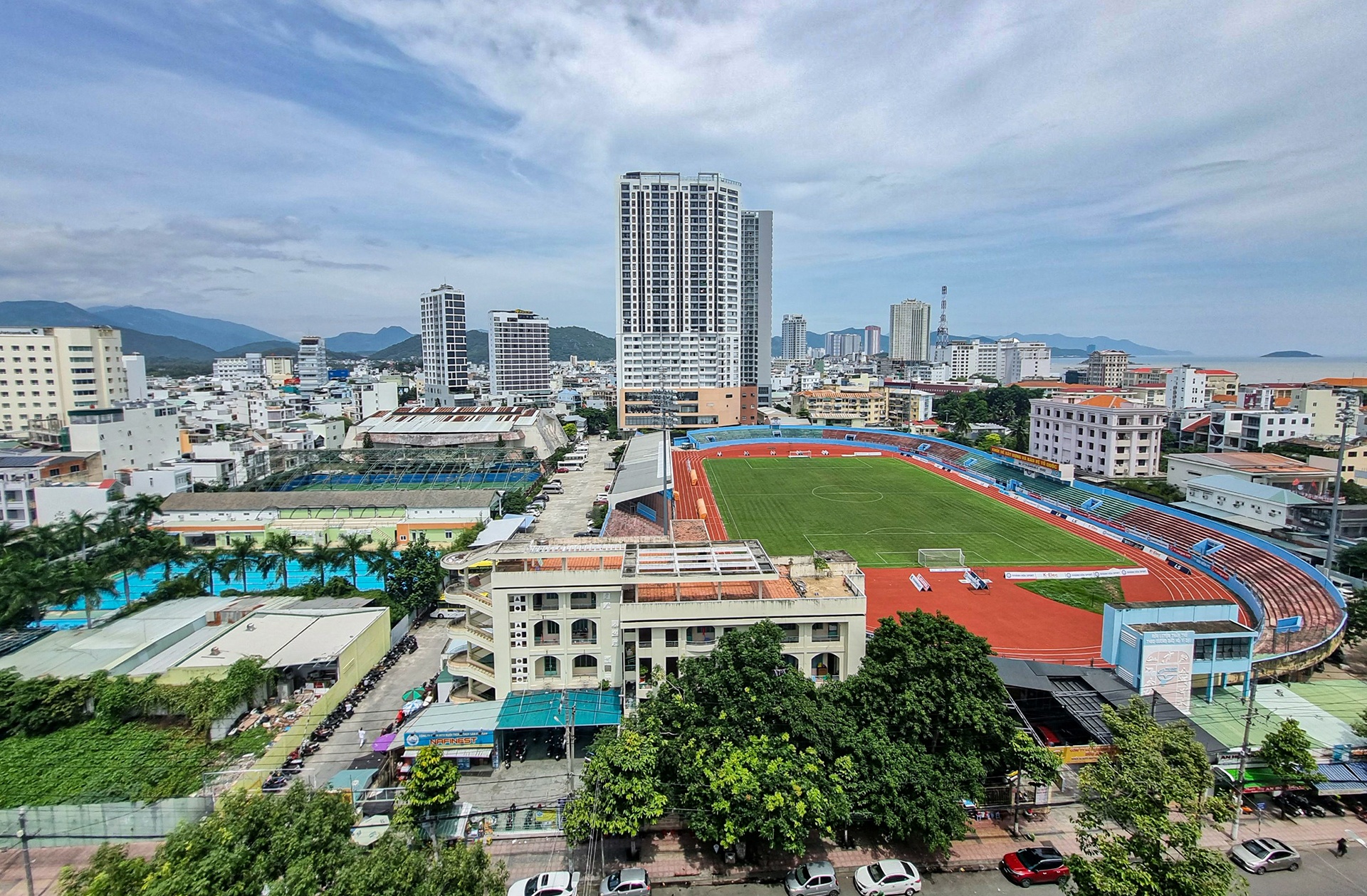 Chia nho 'dat vang' quanh san van dong Nha Trang de kinh doanh hinh anh