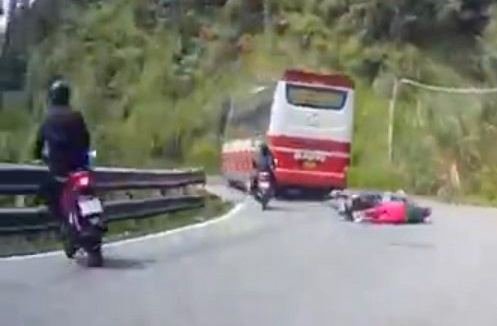 Canh oto giuong nam Thanh Buoi ep nga xe may tren deo Bao Loc hinh anh