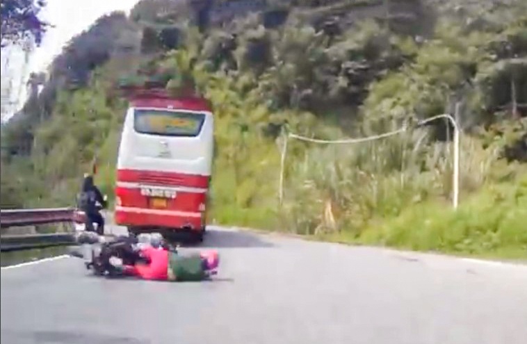 Oto giuong nam Thanh Buoi hat vang xe may tren deo Bao Loc hinh anh