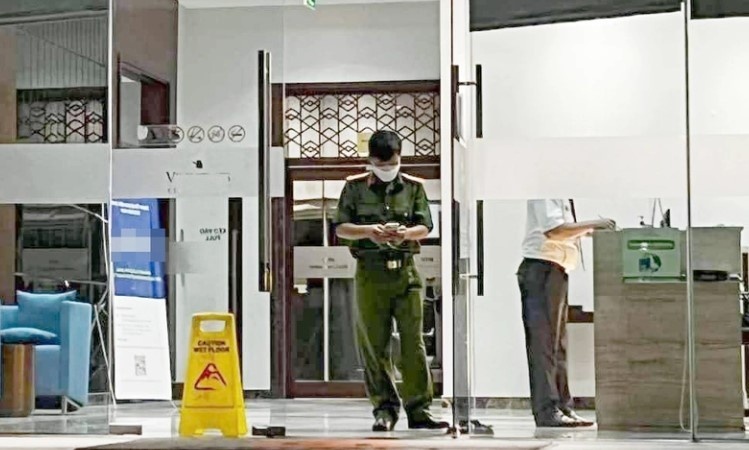 Nu hieu truong tu vong trong tu the treo co hinh anh