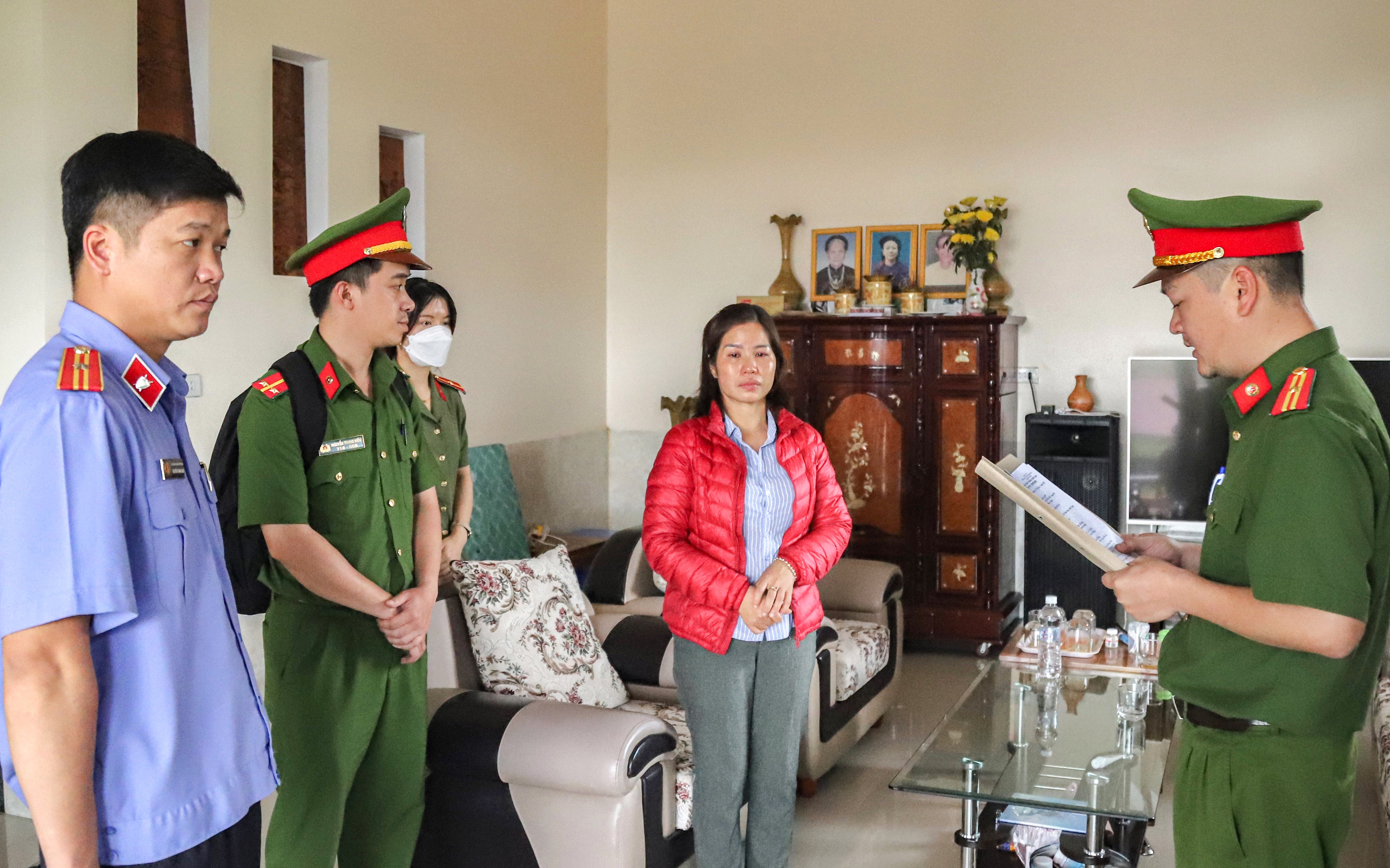 Nu can bo dia chinh bi bat vi chiem doat 1,3 ty dong hinh anh