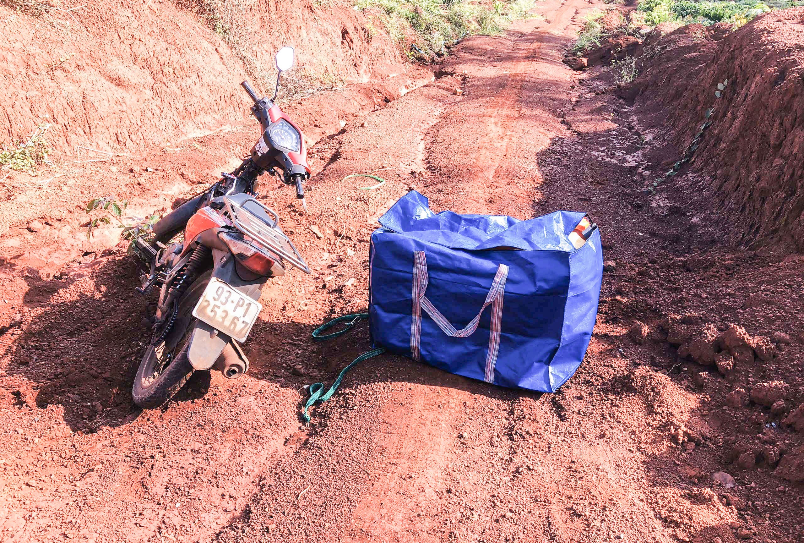 Nghi pham vut xe, tang vat bo tron khi bi truy duoi hinh anh