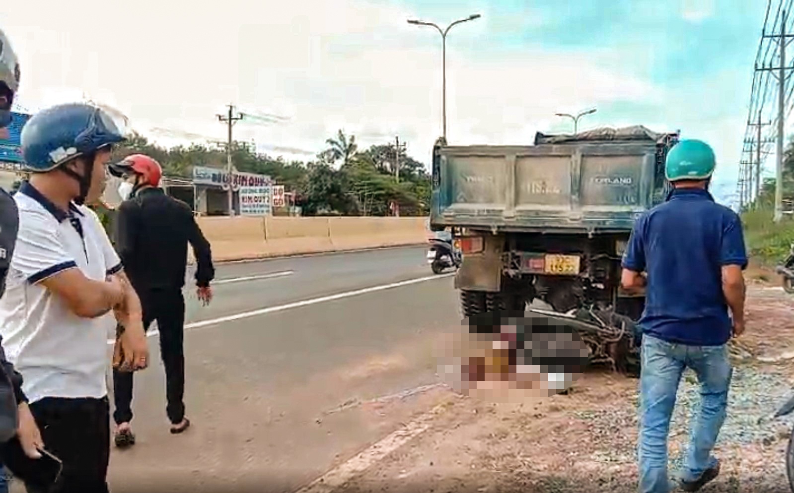 Tong vao oto tai, 2 nguoi tu vong tai cho hinh anh