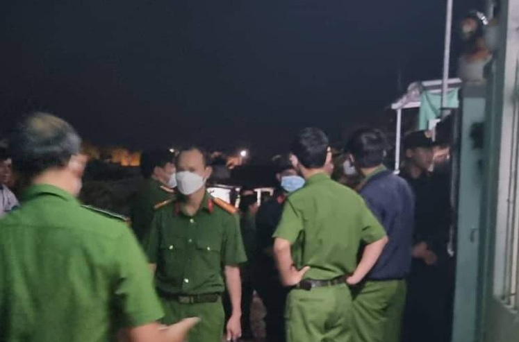 Dam vo tu vong roi bo tron hinh anh