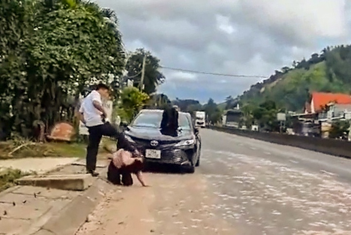 Nguoi dan ong dap lien tiep vao dau mot phu nu giua duong hinh anh