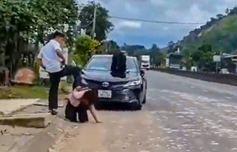 Xac dinh nguoi dap lien tiep vao dau phu nu giua duong hinh anh