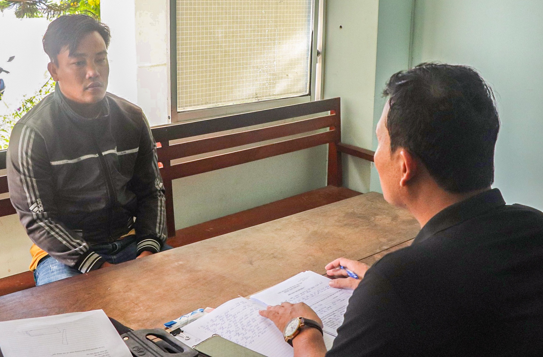 Nguoi dan ong dam chet ban nhau hinh anh