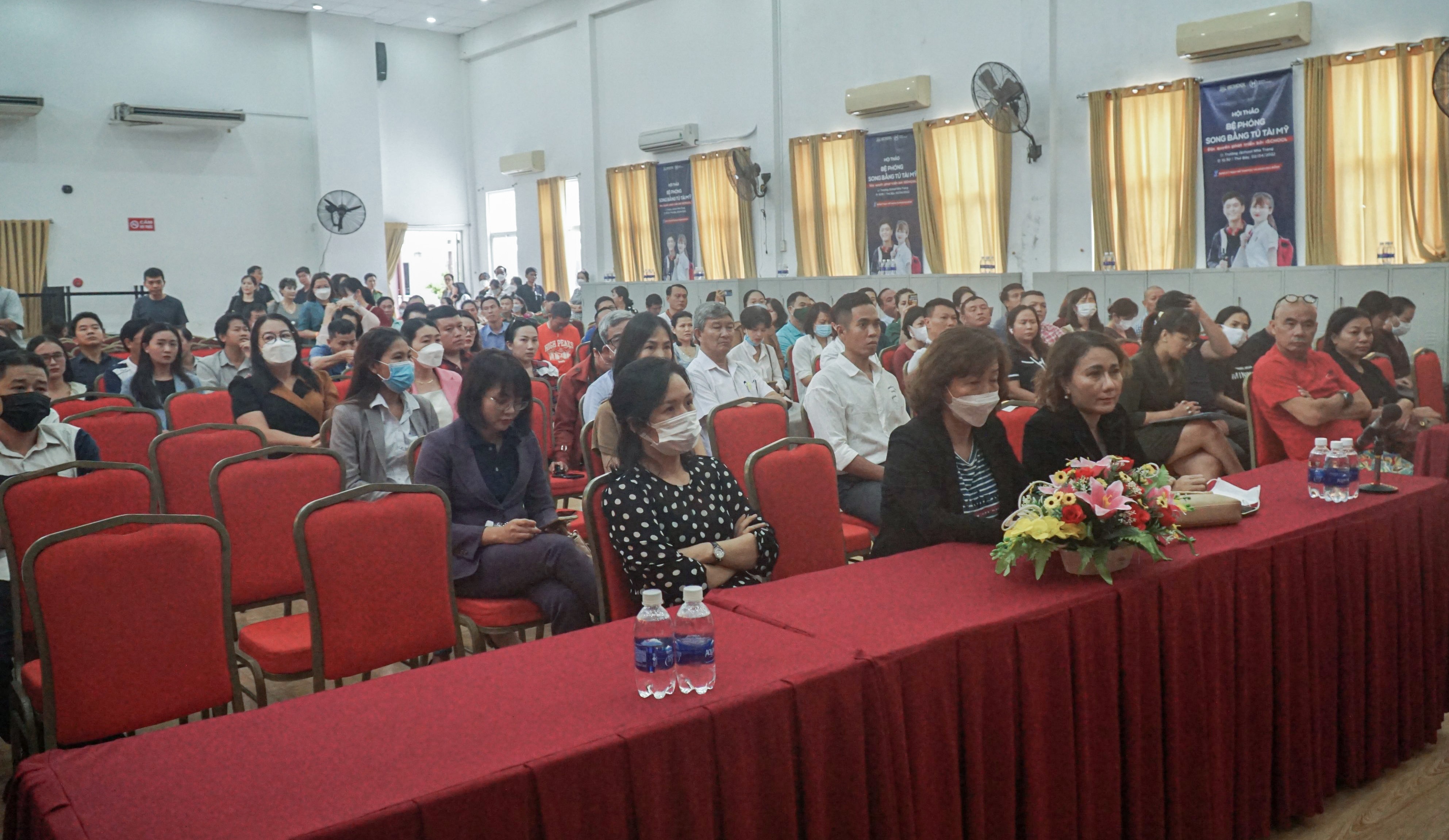 ngo doc iSchool anh 2