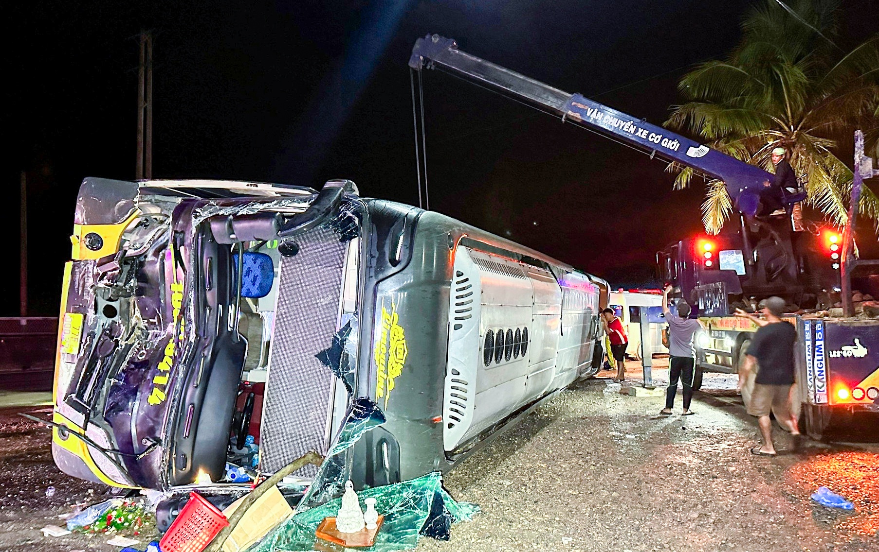 Lat xe khach, nguoi phu nu bi dut lia mot ben tay, chan hinh anh