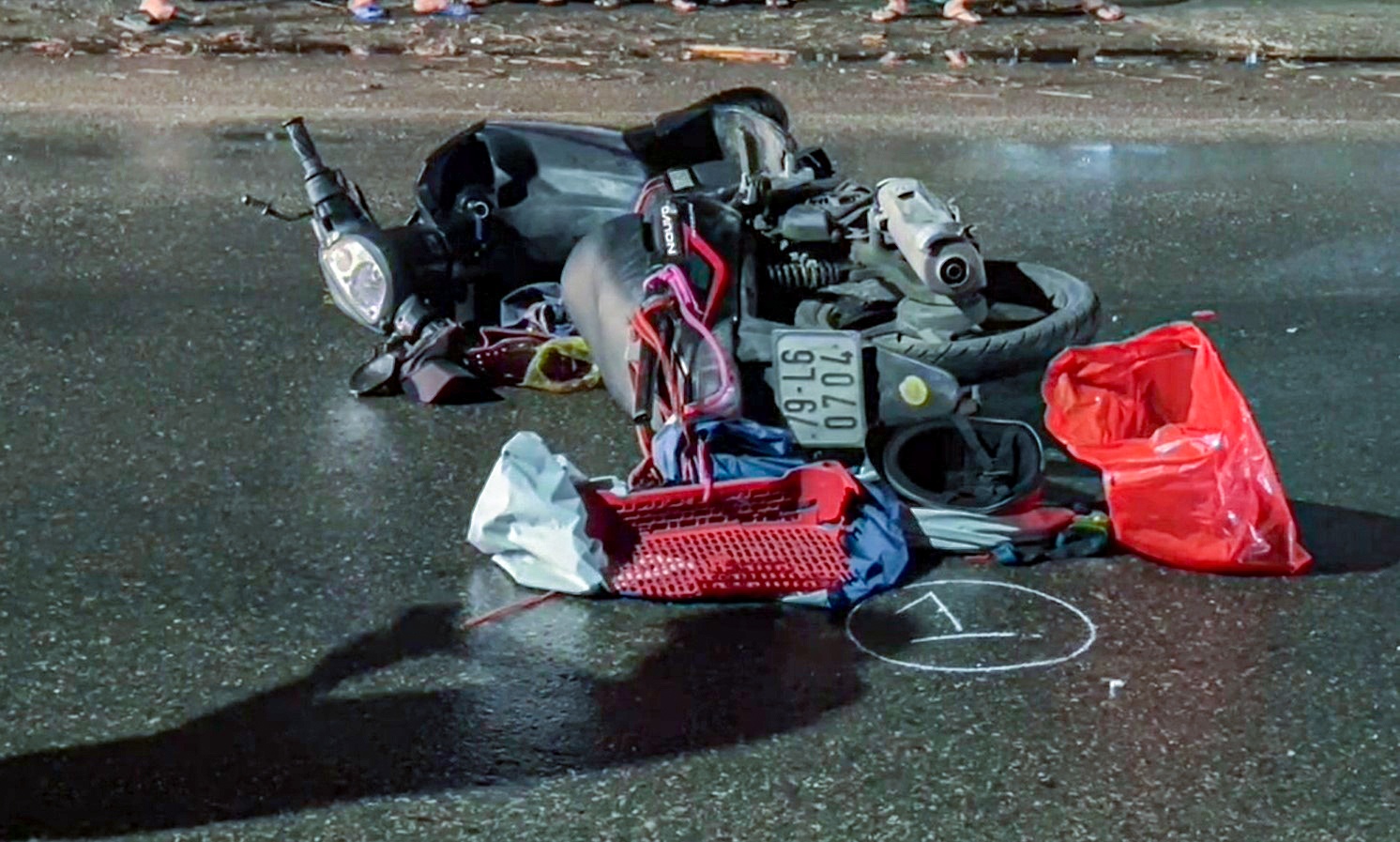 Hai xe may dam nhau, 4 nguoi thuong vong hinh anh