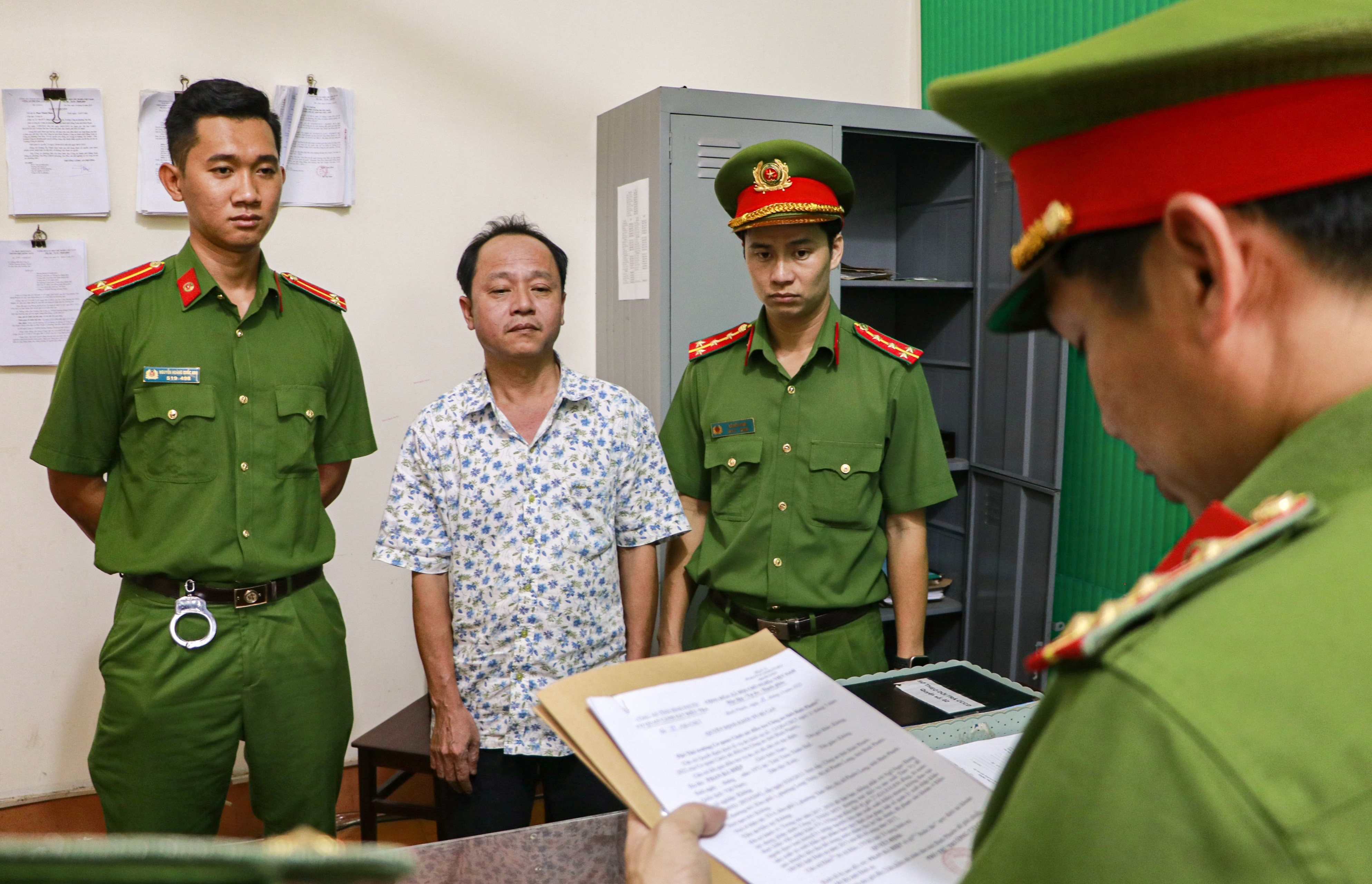 2 giam doc bi cao buoc buon lau hon 575 tan hat dieu hinh anh