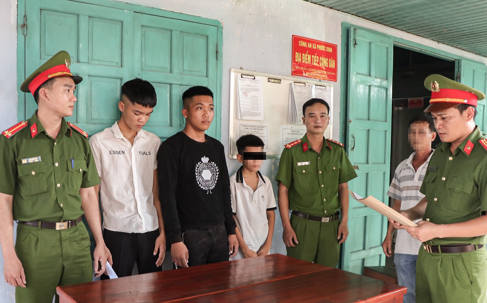 Khoi to nhom thanh thieu nien truy sat nan nhan trong phong cap cuu hinh anh