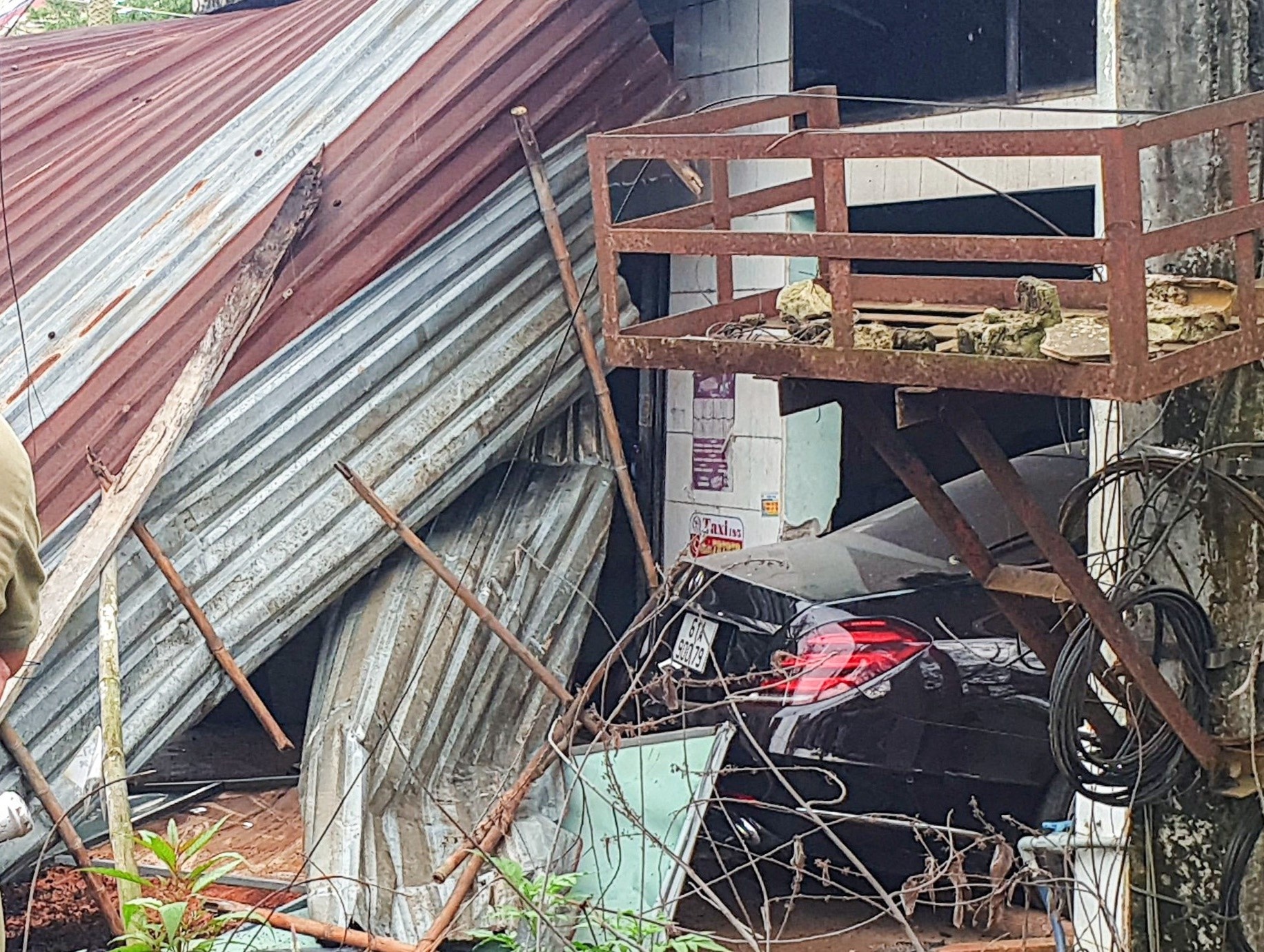 Nu tai xe lai xe Mecerdes S450 tong sap nha dan hinh anh