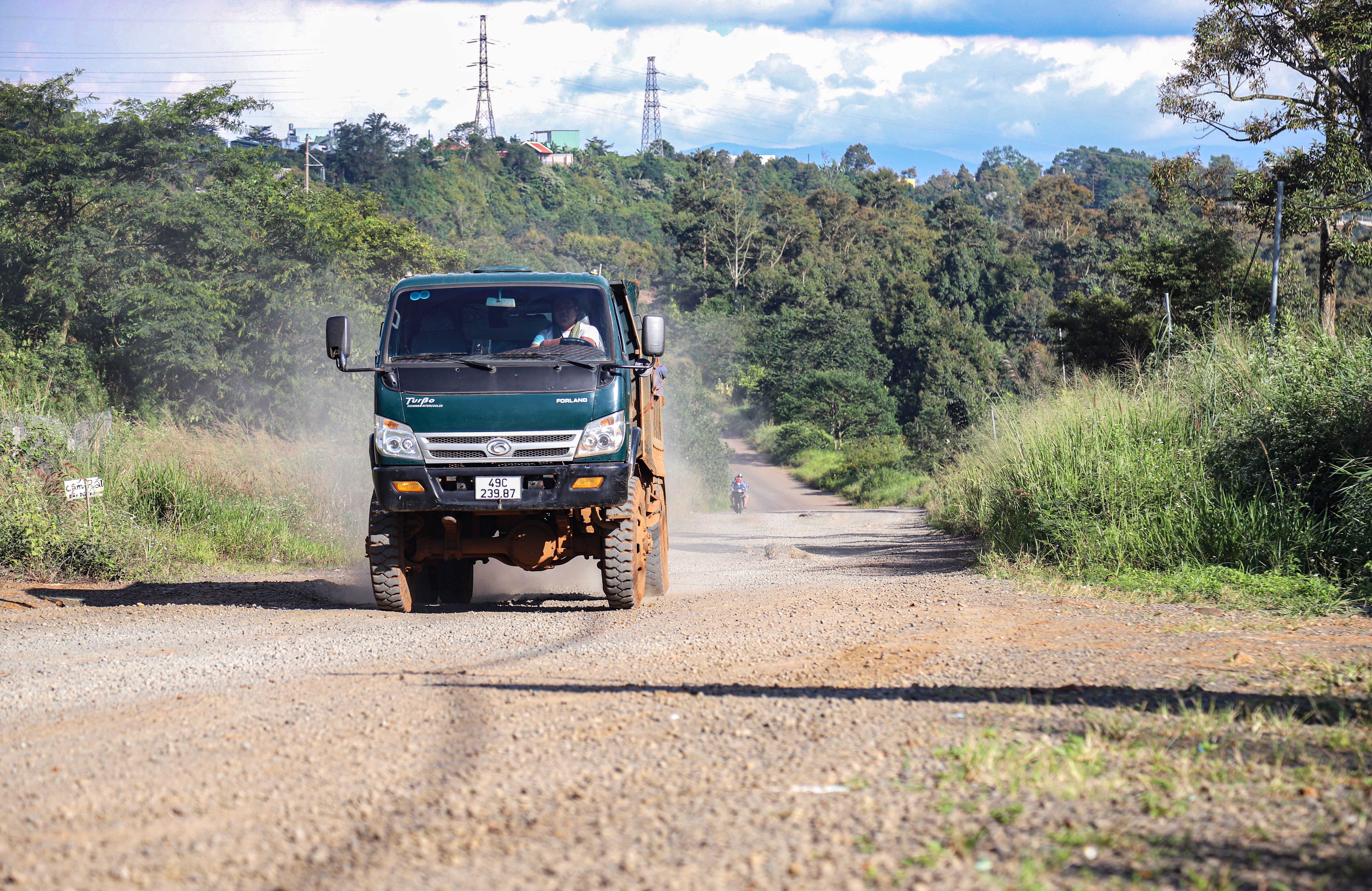 Dau tu hon 800 ty, lam 5 nam khong xong 15 km duong hinh anh