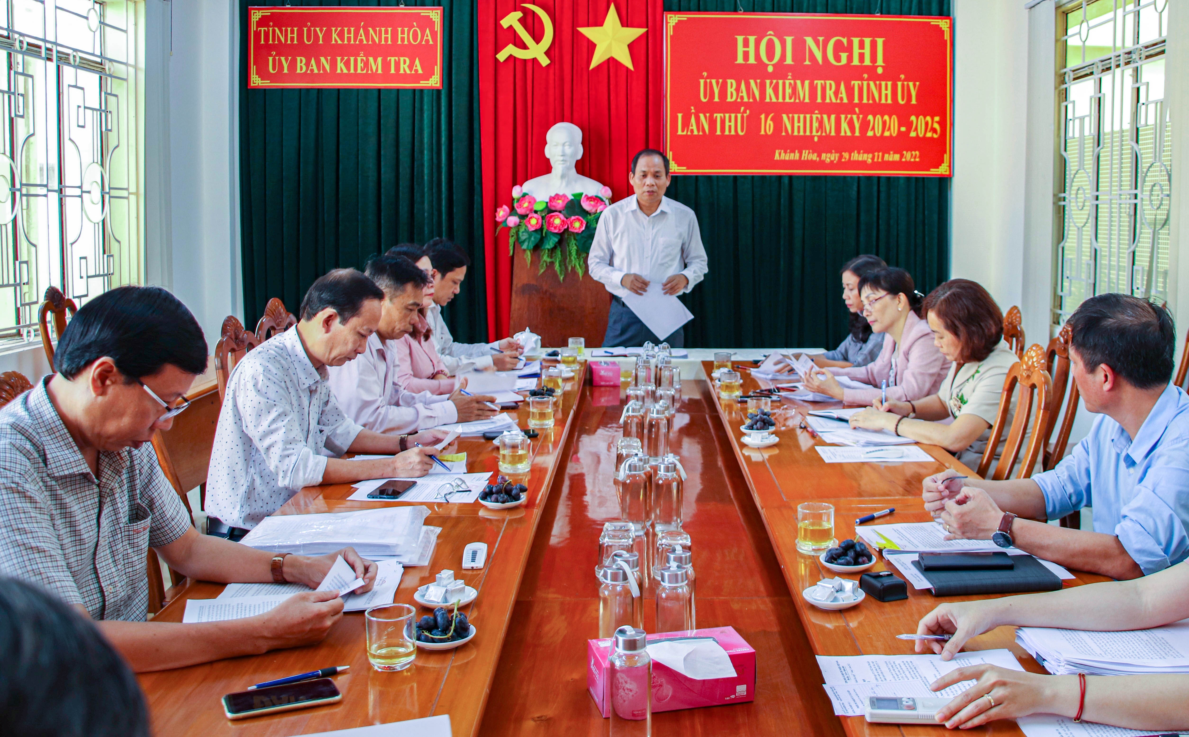 Ky luat khien trach Pho chu tich HDND thi xa Ninh Hoa hinh anh