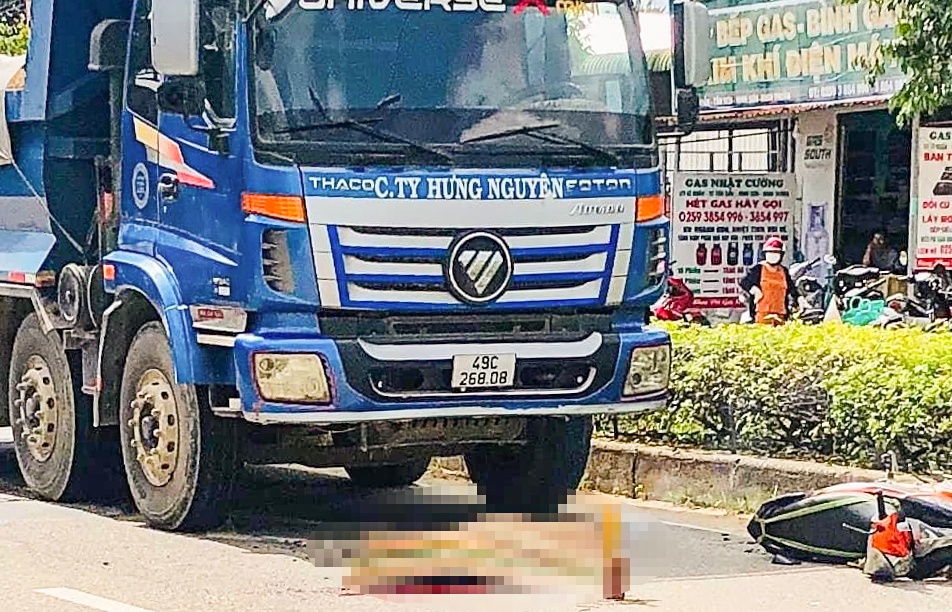 Va cham voi xe ben, nu sinh lop 8 tu vong hinh anh